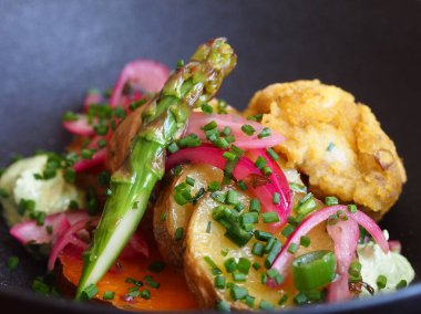 Patatesli tabak, karnabahar ve kuşkonmaz.