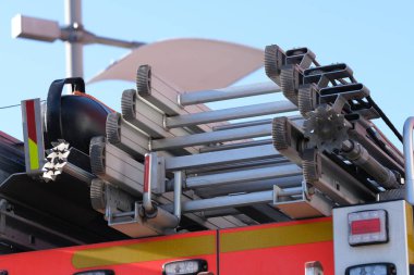 İtfaiye arabasının tepesinde merdiven var.