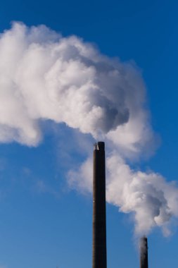 Bir elektrik santralinin bacalarını tüttürmek.