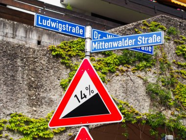 Garmisch-Partenkirchen 'de farklı tabelalar