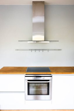 Boş bir mutfakta fırın.