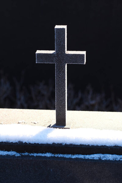 Крест на могиле зимой