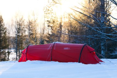 Kışın bir çadırla kamp yapmak