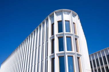 Helsinki 'de mavi gökyüzü olan bir bina