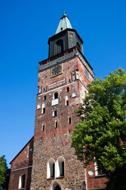 Mavi gökyüzü olan Turku Katedrali