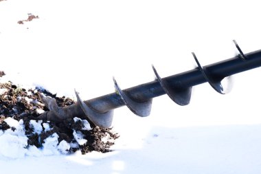 Yerde karlı metal matkap.