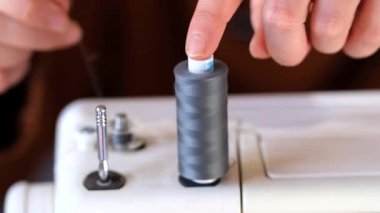 Dikiş makinesinin dönen iplik makarası 