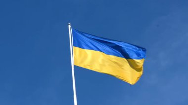 Mavi gökyüzü ile Ukrayna bayrağı 