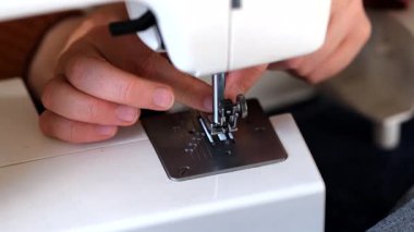 Dikiş makinesine iplik koymak