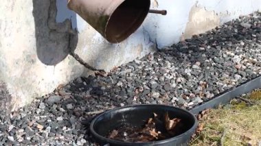 Yağmur oluğundan damlayan su