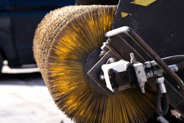 Bir sokak temizleme aracının yuvarlak çalılığı