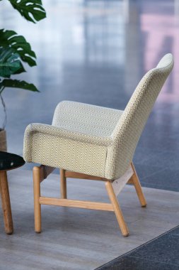 Koltuk, çiçekli bir odada.