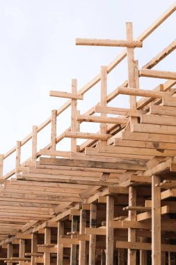 İnşaat alanında ahşap bir yapı.