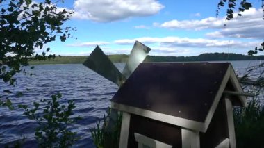 Gölde küçük bir yel değirmeni 