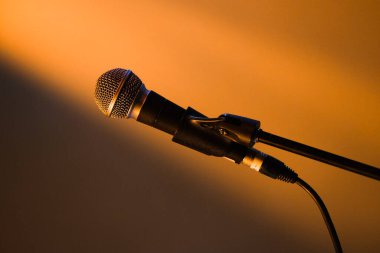Bir tezgahta şarkı söyleyen mikrofon