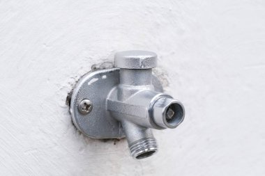 Duvardaki su çıkışı.