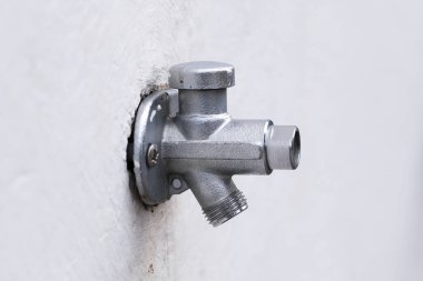 Duvardaki su çıkışı.