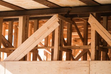 İnşaat alanındaki ahşap yapı.