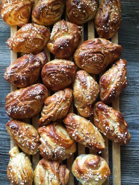 Tarçınlı çörekler masada