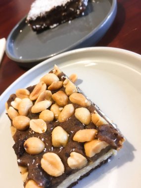 Beyaz tabakta fıstık keki