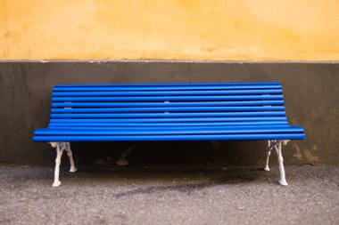 Duvardaki mavi park bankı