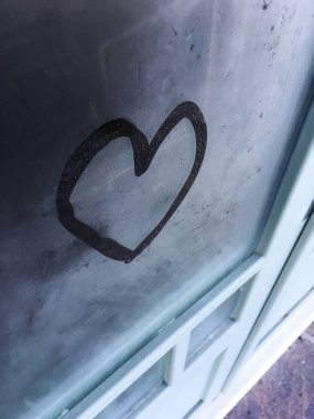 Penceredeki kalp şekli