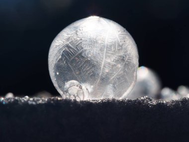 Kışın donmuş sabun köpüğü