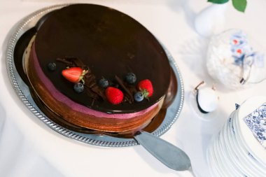 Yuvarlak çikolatalı pasta.