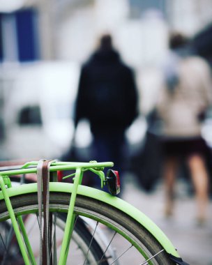 Şehirdeki yeşil bir bisikletin ayrıntıları
