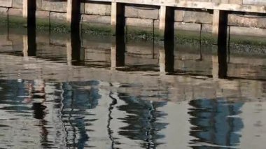 Bir limanda yansımalar 