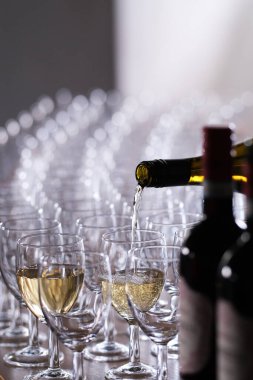 beyaz şarap gözlük içine dökme