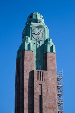 Güneşli bir günde Helsinki tren istasyonunun kulesi