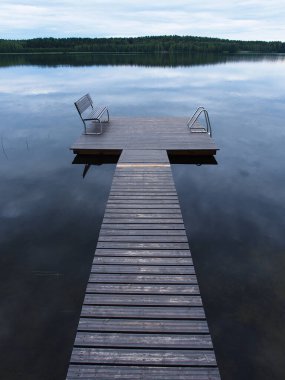 Finlandiya 'da bir gölde yaya köprüsü