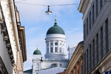Bir sokaktan Helsinki Katedrali manzarası