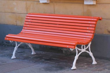 Duvarda bir kırmızı park bankı