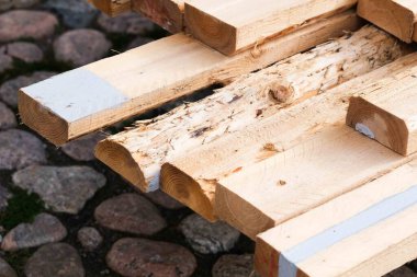 İnşaat alanındaki tahtalar.