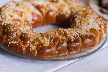Badem ve şekerli tarçınlı çörek halkası.