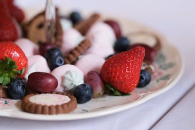 Böğürtlen ve kurabiye dolu bir tabak.