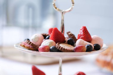 Böğürtlen ve kurabiye dolu bir tabak.