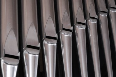 Kilise orgu boruları.