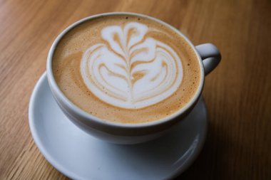 Masada bir fincan kahve.