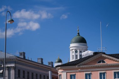 Çatıların üzerindeki Helsinki Katedrali.
