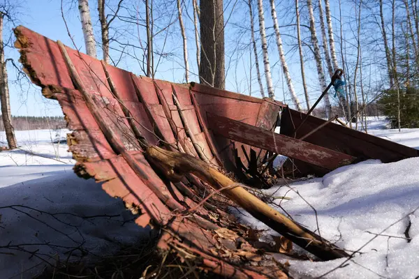 Karda eski kırık ahşap tekne