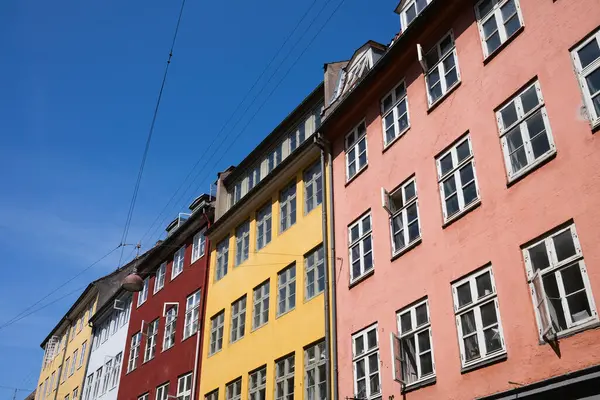 Kopenhag 'daki evler güneşli bir günde