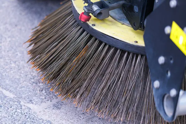 Bir sokak temizleme arabası fırçası