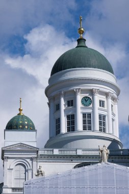 Güneşli bir günde Helsinki Katedrali