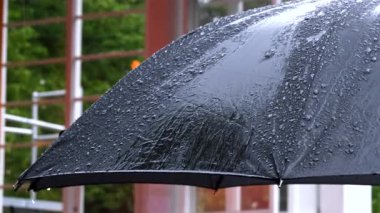 Yağmurda siyah şemsiye 