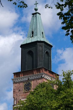 Güneşli bir günde Turku Katedrali 'nin kulesi