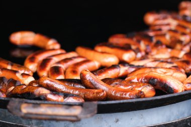 Demir tavada kızarmış sosis.