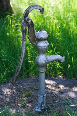 Bahçede eski metal su pompası